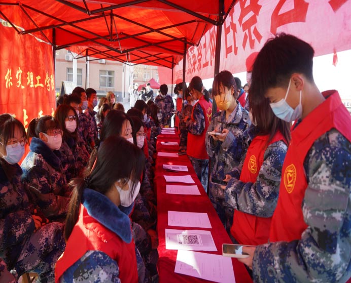 祭扫烈墓  顺缅士安 ——保定理工学院清明节缅怀革命烈士