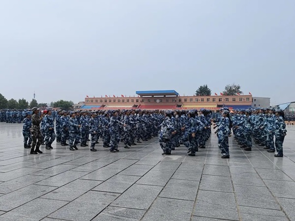 保定理工学院||管理学院||军训进行时，少年何惧骄阳烈 意气风发英姿飒