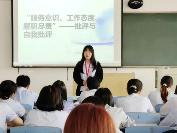 保定理工学院||管理学院||我院教师在“服务意识、工作态度、履职尽责”大讨论民主生活会展开批评与自我批评