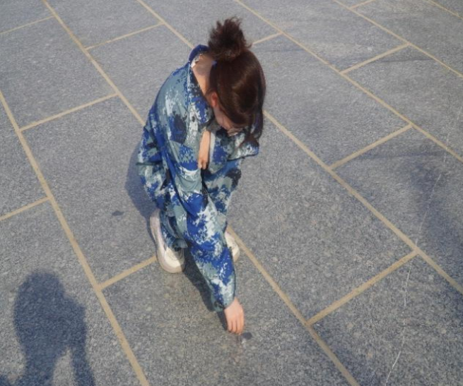 青春校园|爱护环境人人做,弯腰行动处处行