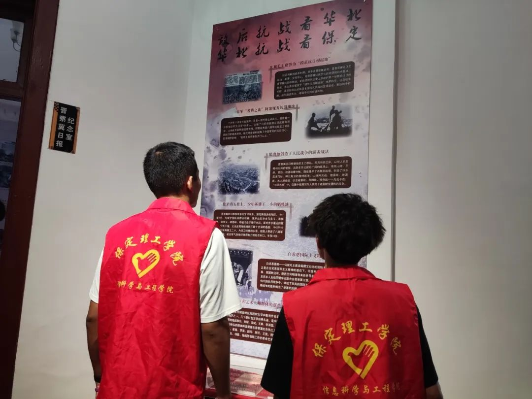 在太行博物馆,实践团的成员们参观了展馆陈列的历史文物,结合所学知识讲解了历史故事。同时,亲身感受了文物道具的历史温度和厚重感,激发了团队成员们的兴趣和爱国热情。