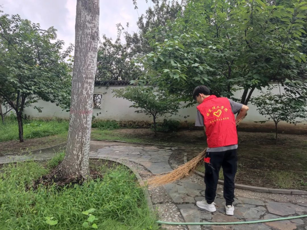在太行博物馆,实践团的成员们参观了展馆陈列的历史文物,结合所学知识讲解了历史故事。同时,亲身感受了文物道具的历史温度和厚重感,激发了团队成员们的兴趣和爱国热情。