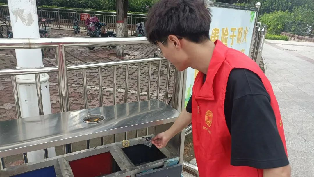 在太行博物馆,实践团的成员们参观了展馆陈列的历史文物,结合所学知识讲解了历史故事。同时,亲身感受了文物道具的历史温度和厚重感,激发了团队成员们的兴趣和爱国热情。