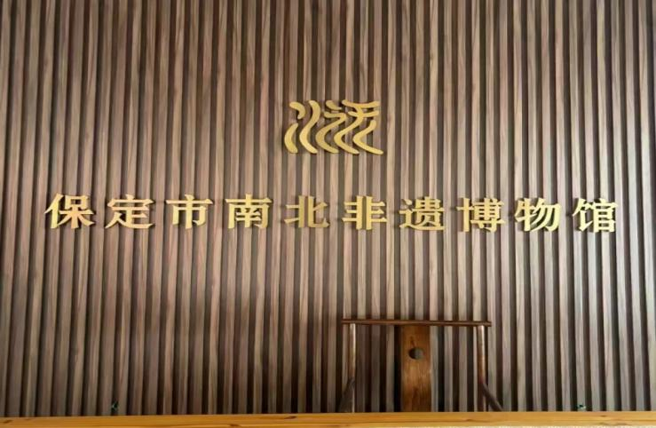 在太行博物馆,实践团的成员们参观了展馆陈列的历史文物,结合所学知识讲解了历史故事。同时,亲身感受了文物道具的历史温度和厚重感,激发了团队成员们的兴趣和爱国热情。