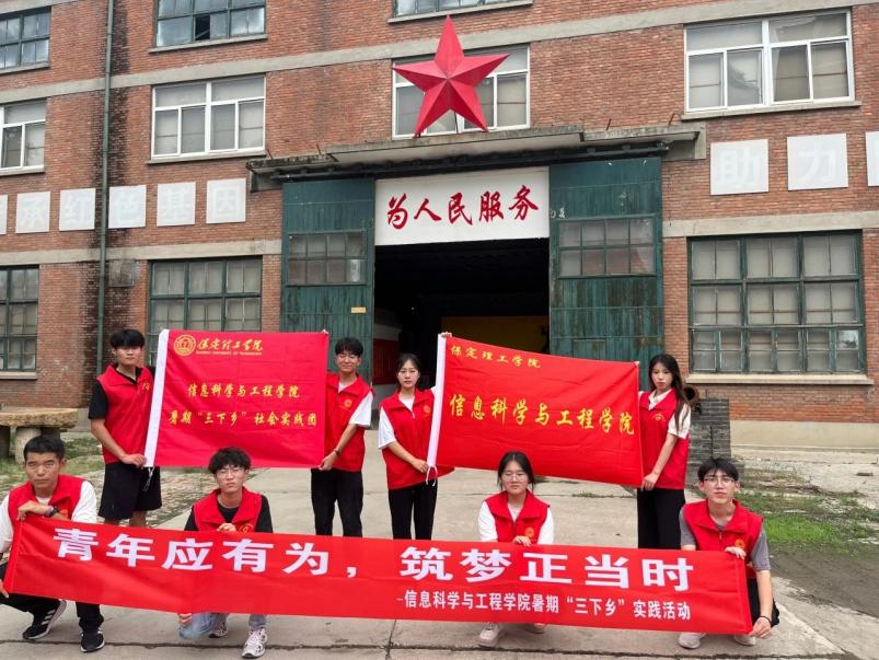 在太行博物馆,实践团的成员们参观了展馆陈列的历史文物,结合所学知识讲解了历史故事。同时,亲身感受了文物道具的历史温度和厚重感,激发了团队成员们的兴趣和爱国热情。