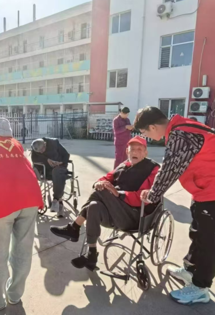 时光留影,温暖夕阳 ——保理青年志愿者养老院拍照送暖行动