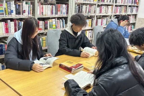 保定理工学院经济学院:图书馆里的自律风景,学风与感恩教育的生动实践