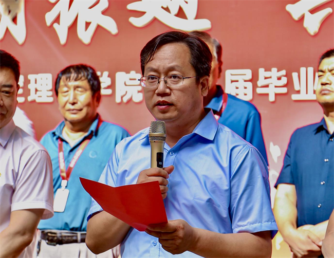 大巴护航暖离别 青春扬帆启新程——保定理工学院毕业生携母校祝福奔赴新征程