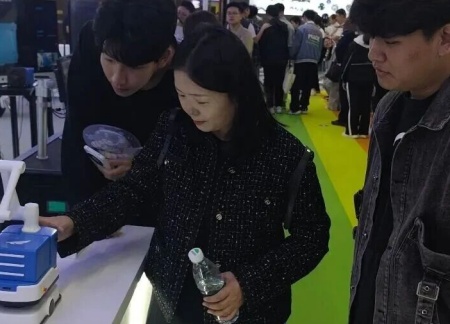 保定理工学院艺术学院师生参观2025河北国际工业设计周，助力设计人才培养