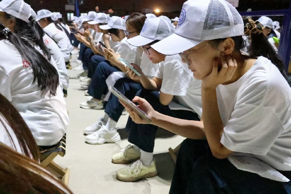 【青春铸魂，歌声献礼】军歌飞扬展风貌，青春聚力筑初心——保定理工学院康复医学院军训拉歌活动圆满举行