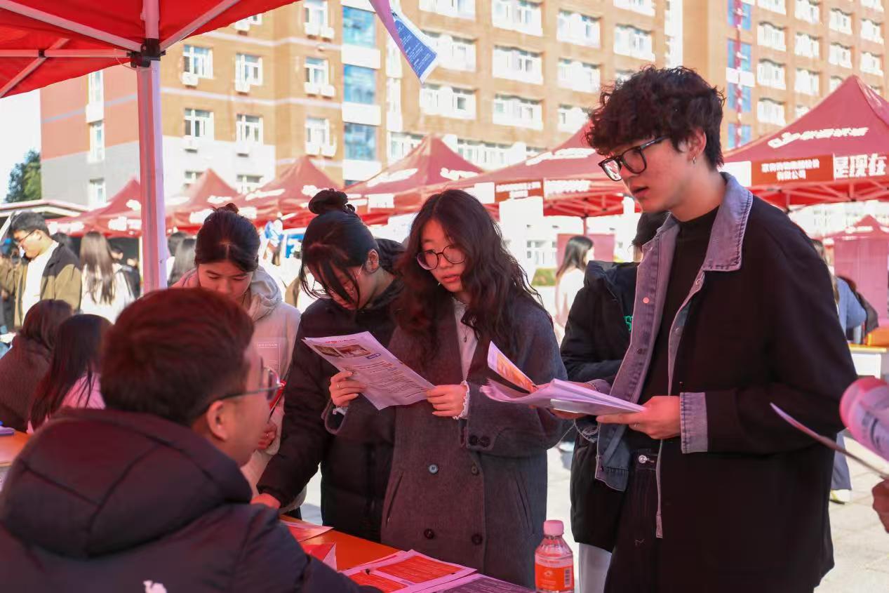 双秩芳华，逐梦金秋——保定理工学院举办2026届毕业生秋季线下双选会