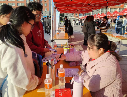 当课堂邂逅职场：我校职业指导课程“活课堂”搬进双选会，解锁育人新范式