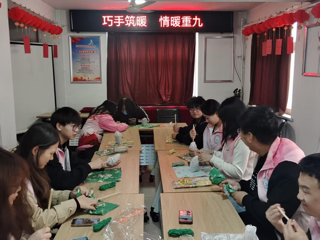 【教育学院·社会实践】巧手筑暖，情满重九——教育学子进社区，以青春之力赴重阳之约