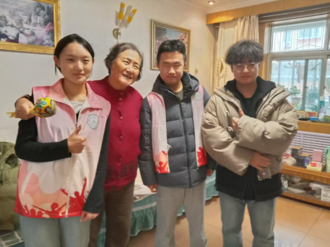 【教育学院·社会实践】巧手筑暖，情满重九——教育学子进社区，以青春之力赴重阳之约