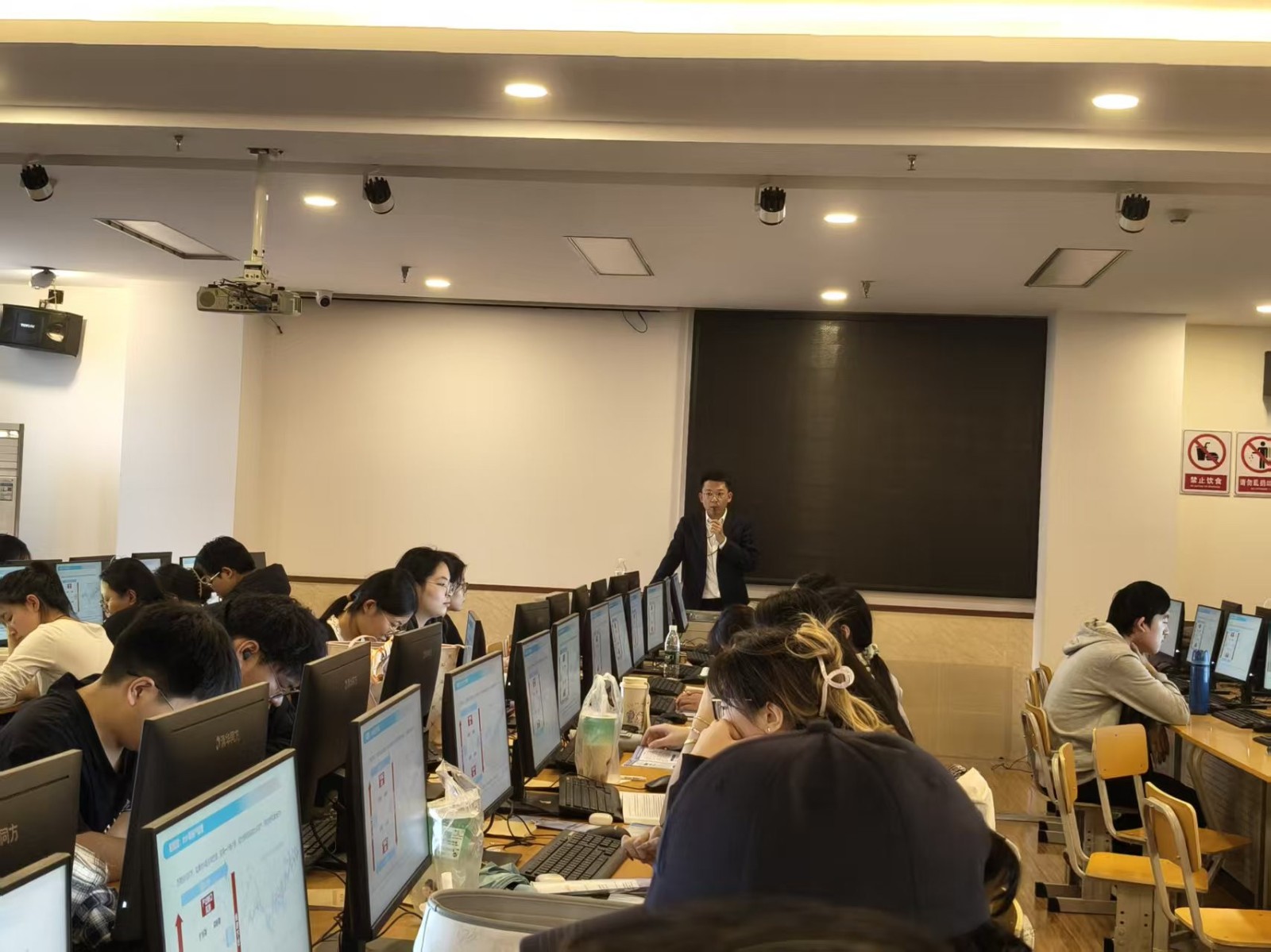 【校企突破，实训创新】校企协同育人新突破：经济学院联合银河证券构建金融工程沉浸式实训场景