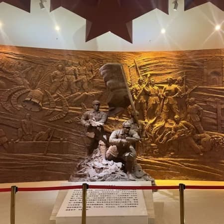 “致敬革命先烈，让信仰之光在清明闪耀”