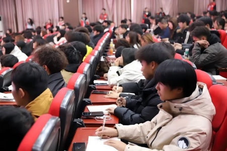 “艺心跟团走，青春建新功” ——保定理工学院艺术学院入团培训凝聚 青年力量