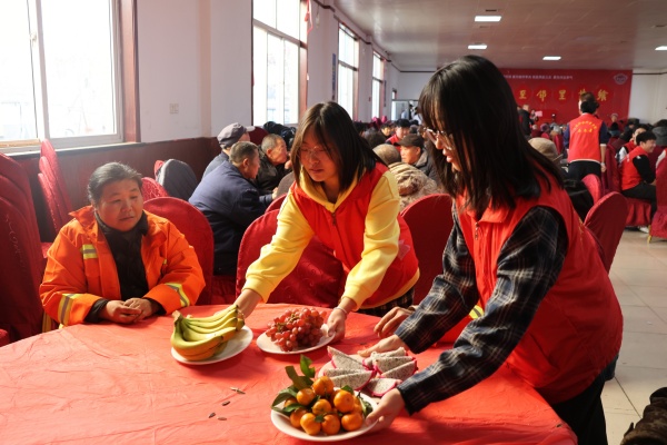 保定理工学院康复医学院志愿者走进东小庄村开展“冬至送暖，志愿同行”主题冬至饺子宴活动