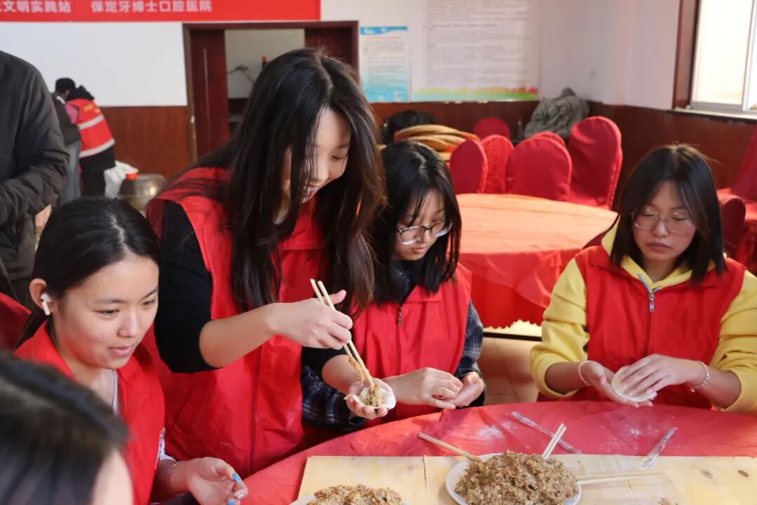 【情暖冬至，邻里共飨】保定理工学院经济学院志愿者走进东小庄村开展“冬至送暖，志愿同行”主题冬至饺子宴活动