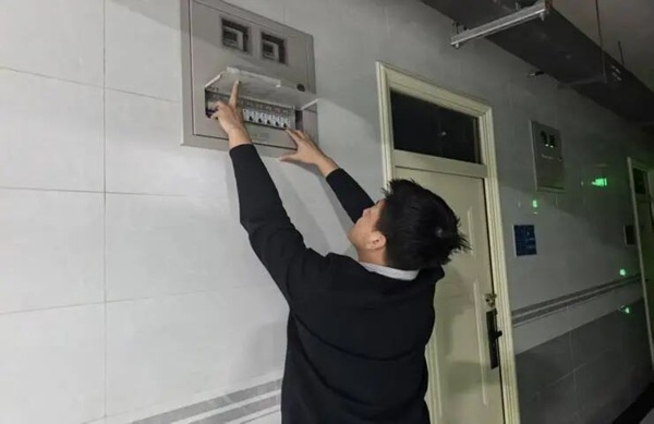 以生为本暖寒冬，守护安全践初心——保定理工学院管理学院开展寒假宿舍安全暖心排查