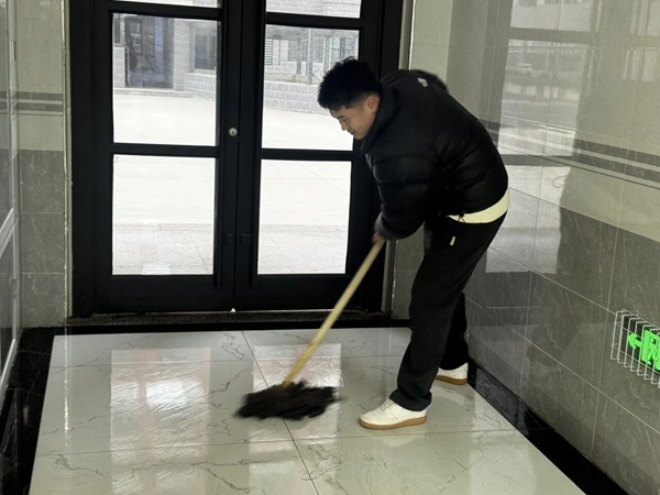 暖心服务|保定理工学院管理学院辅导员节后清扫楼道迎开学