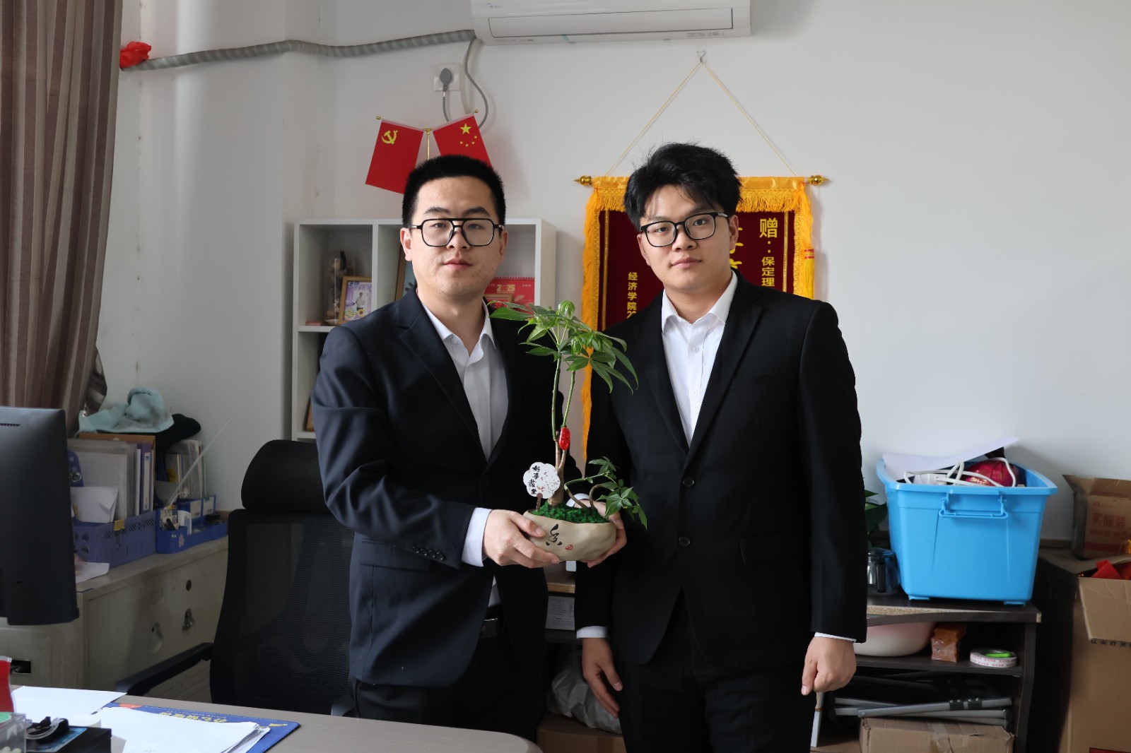 经济学院参与学校“拥抱绿意，种植新生”植树节主题活动