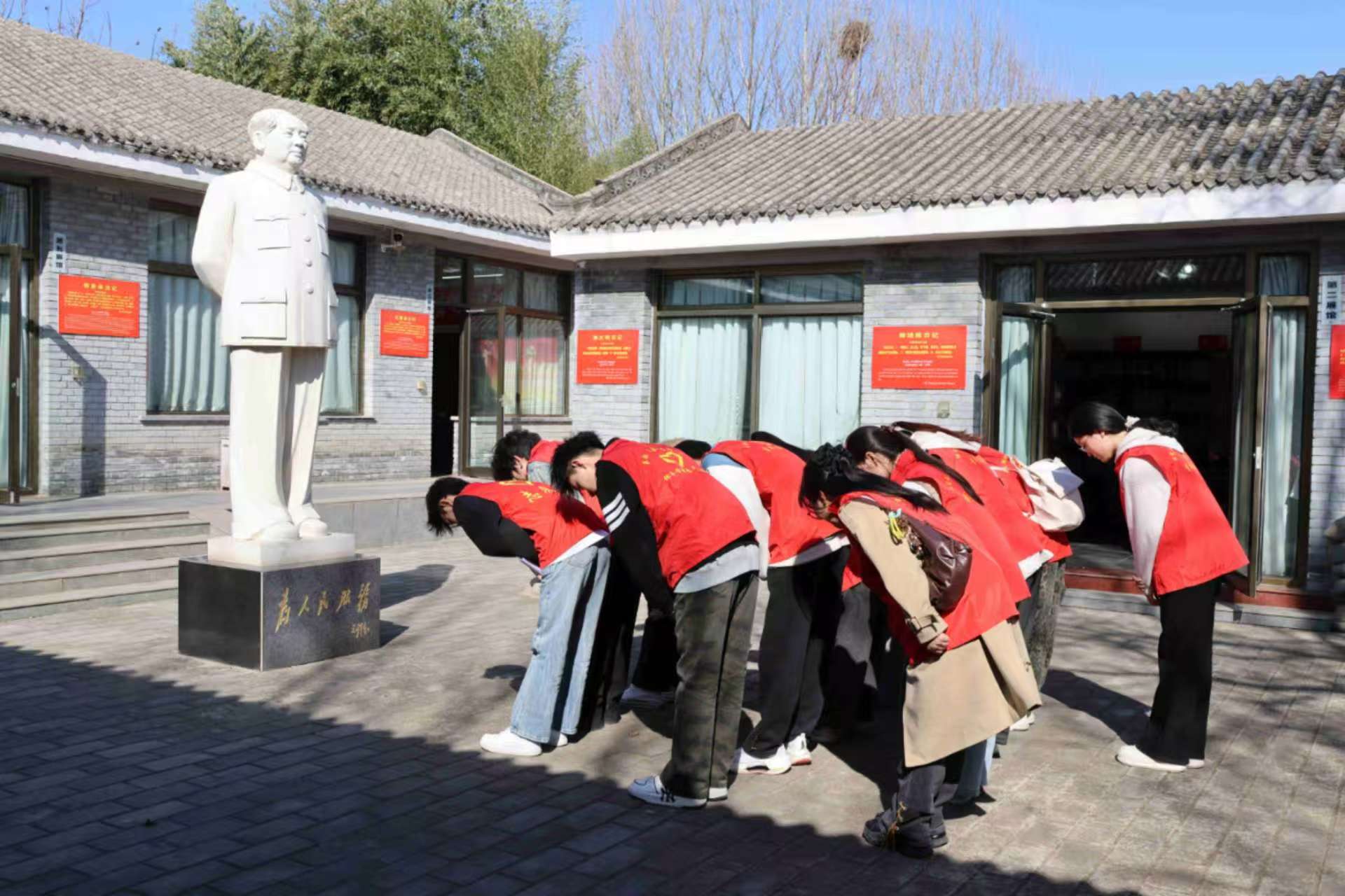 追寻红色日记印记，汲取奋进青春力量——经济学院开展“日记里的奋斗史，十五五的新征程”主题教育活动