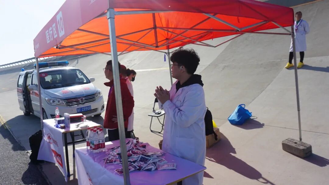 青春守护赛道 志愿筑牢防线——保定理工学院310名志愿者助力2026长城汽车智慧工厂半程马拉松圆满落幕