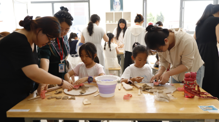 非遗润童心 亲子伴成长——保定理工学院 艺术学院开展六一亲子开放日活动