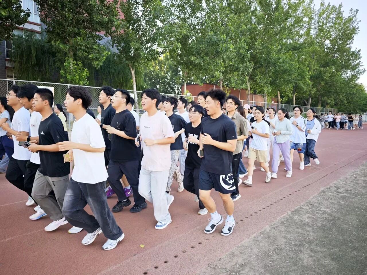 保定理工学院管理科学与工程学院启动“阳光晨跑·学风领航”活动