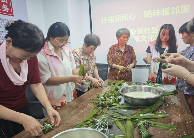 【教育学院·学院快讯】粽趣润民心，陪伴暖邻里｜教育学院学子端午志愿暖心行动粽叶传情