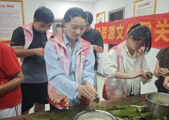 【教育学院·学院快讯】粽趣润民心，陪伴暖邻里｜教育学院学子端午志愿暖心行动粽叶传情
