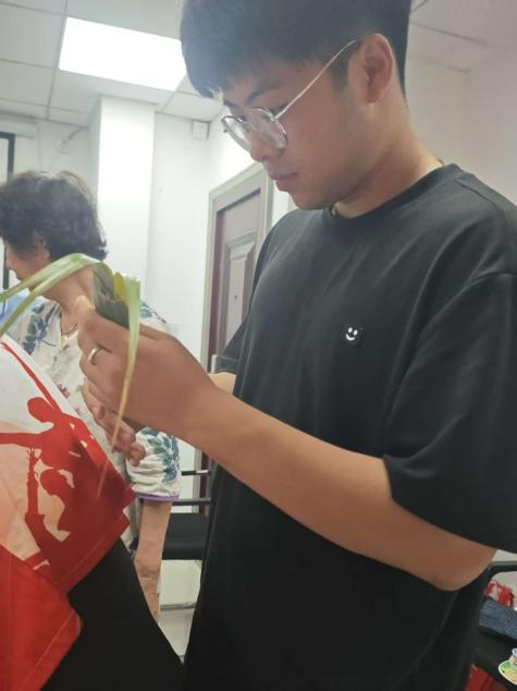 【教育学院·学院快讯】粽趣润民心，陪伴暖邻里｜教育学院学子端午志愿暖心行动粽叶传情