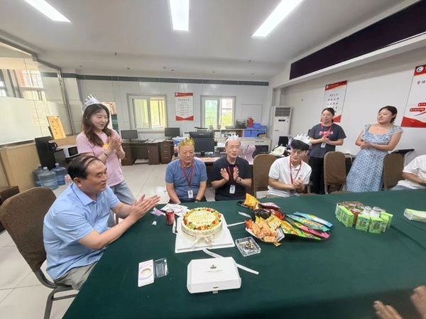 温情暖人心 相聚共生辰 管理科学与工程学院开展七月教师生日会活动
