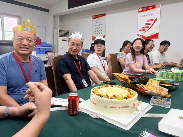 温情暖人心 相聚共生辰 管理科学与工程学院开展七月教师生日会活动