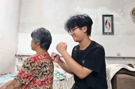 孝老爱亲践于行，感恩于心——艺术学院素质养成教育实践活动