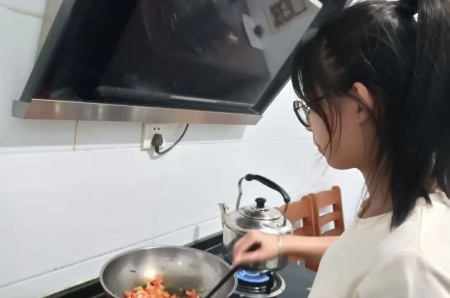 孝老爱亲践于行，感恩于心——艺术学院素质养成教育实践活动