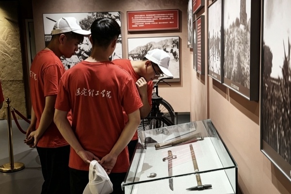 赓续红色血脉，汲取奋进力量——经济学院新生参观保定理工学院红色展馆
