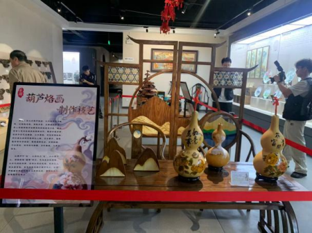 聚智AI赋能科研,调研交流共促发展 ——艺术学院教师参加第一届民办高校AI赋能科研学术会议