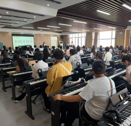 走进实训阵地 感知专业魅力