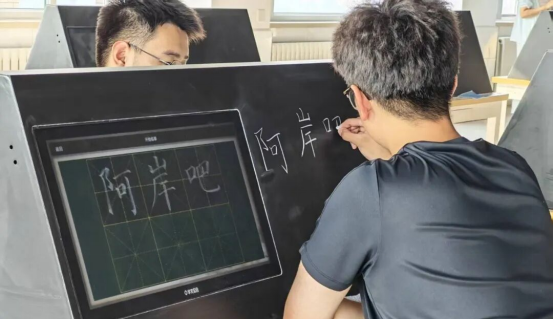 沉浸式探访实训阵地 感悟实践育人力量 ——我院组织学生开展实验室参观活动