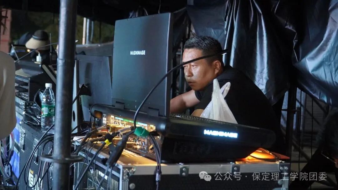 致敬幕后微光——聚光灯之外！是他们托举起整场青春盛典
