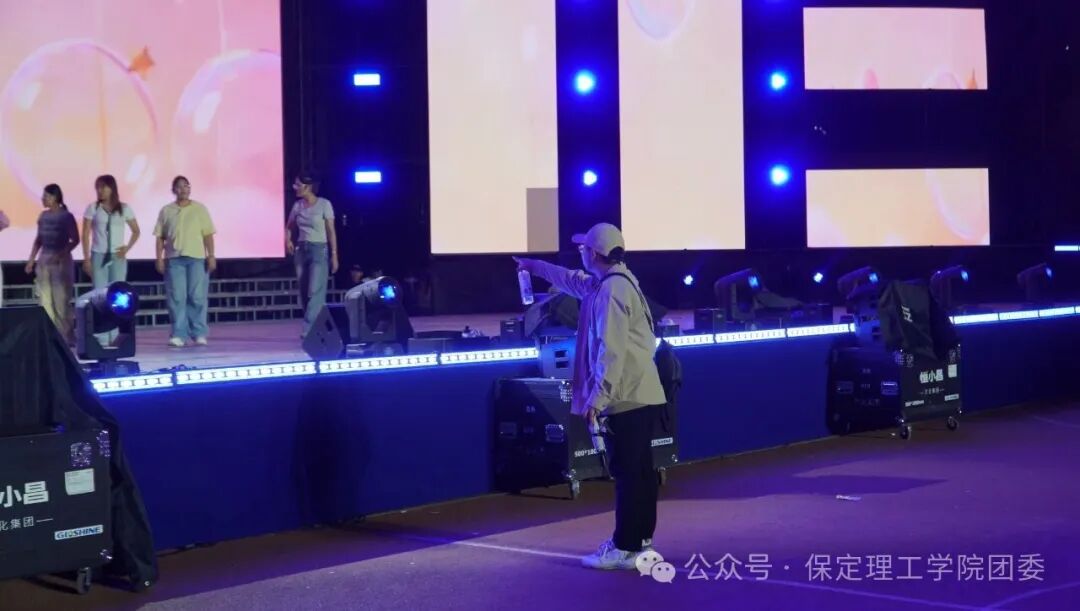 致敬幕后微光——聚光灯之外！是他们托举起整场青春盛典