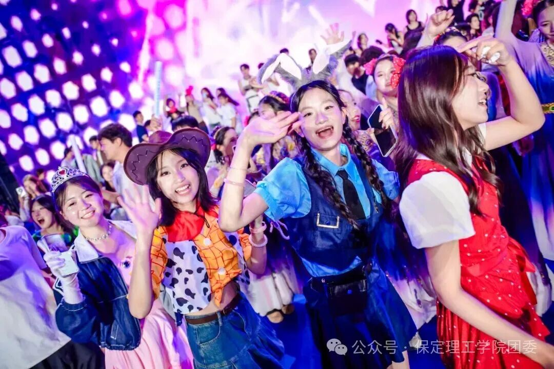 保定理工迎新狂欢夜——全场沸腾！这氛围，夯不夯？
